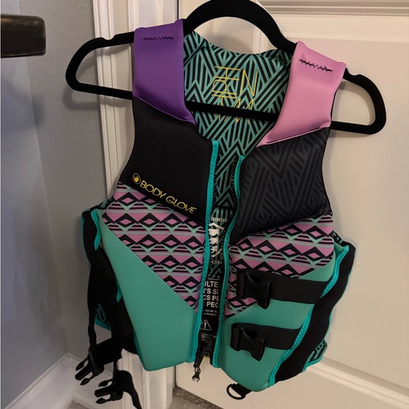 Body Glove Teal and Black Life Vest - Picture 1 of 3